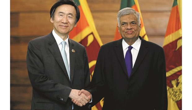 South Koreau2019s Foreign Minister Yun Byung-se, left, shakes hands with Sri Lankau2019s Prime Minister Ranil Wickremesinghe during his visit in Colombo yesterday.