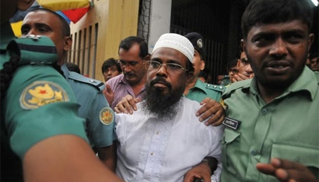 Bangladeshi Harkat-ul Jihad al Islami (HUJI) leader Mufti Abdul Hannan flanked by police officers is seen in this file photo.