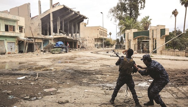 Members of the Iraqi counter-terrorism service (CTS) engage in combat with militants at Al-Dawasah neighbourhood in west Mosul, on the outskirts of the Old City, yesterday.