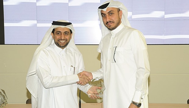 Mohamed Daoud received the CSR Leadership award on behalf of the company from Dr Hassan al-Derham.
