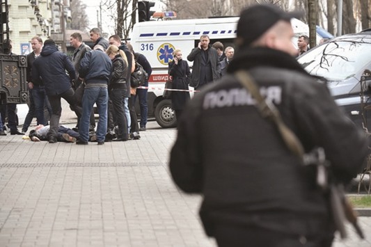 Police experts work next to Voronenkovu2019s body.