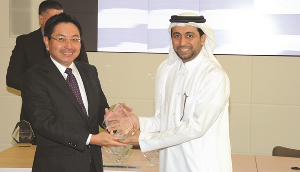 Toshio Odagiri receiving the award from Dr Hassan al-Derham.