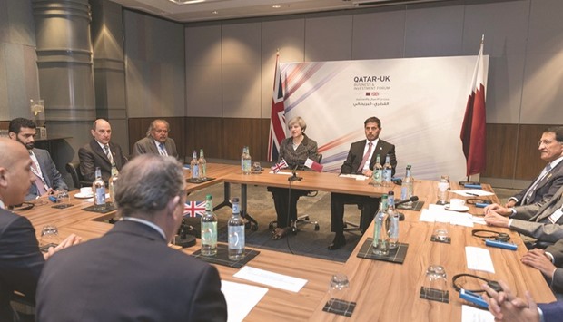 HE the Prime Minister and Interior Minister Sheikh Abdullah bin Nasser bin Khalifa al-Thani and UK Prime Minister Theresa May take part in a roundtable meeting with Qatari businessmen. The meeting reviewed the investment opportunities available across the UK. They also discussed challenges facing investors.
