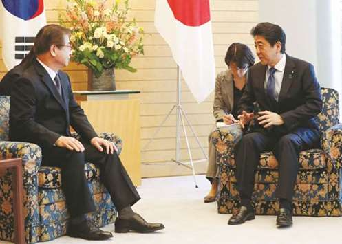 South Koreau2019s National Intelligence Service chief Suh Hoon (left) meets Japanu2019s Prime Minister Shinzo Abe in Tokyo yesterday.