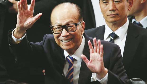 Li Ka-shing waves goodbye to journalists after announcing his retirement as chairman of CK Hutchison Holdings at a news conference in Hong Kong yesterday.