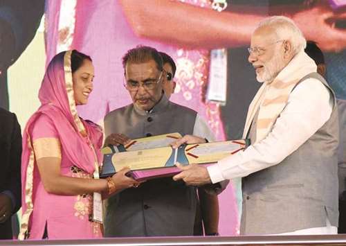 Prime Minister Narendra Modi presents an award to a woman farmer at Krishi Unnati Mela in New Delhi yesterday.