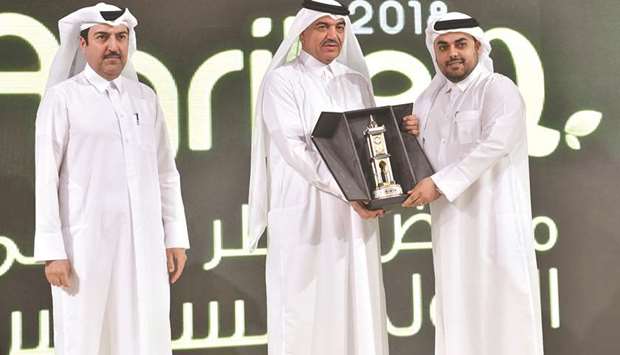 HE the Minister of Municipality and Environment Mohamed bin Abdullah al-Rumahi handing over a memento to Baladna vice chairman  Ramez al-Khayyat at AgriteQ.