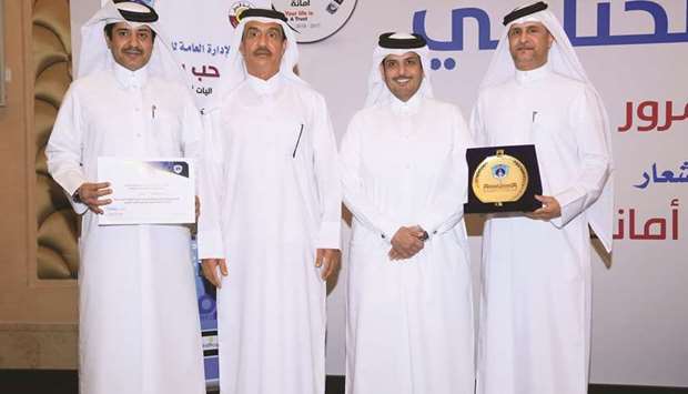 Ahmed Ali al-Hanzab, head of Administration Department at Doha Bank, and Braik al-Marri acting Chief Retail Banking officer, receive a commemorative shield and an appreciation certificate in recognition of the banku2019s efforts.