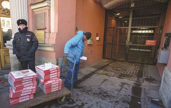 A man delivering pizza yesterday to the US Consulate building in Saint Petersburg.
