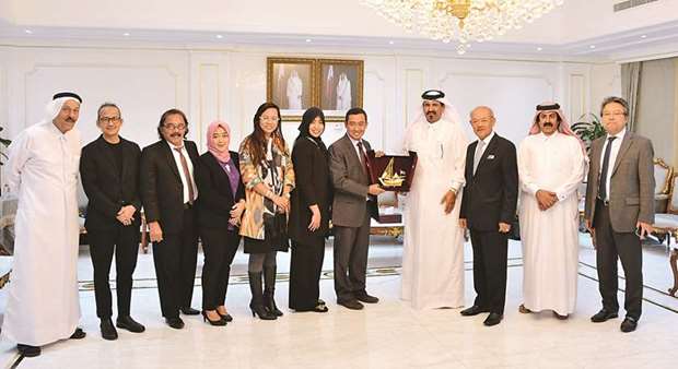 Mohamed bin Towar al-Kuwari exchanging tokens with the Indonesian delegation.