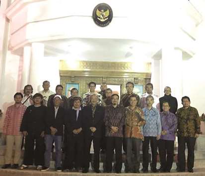 GROUP: Indonesian ambassador and the delegates in a group photo.