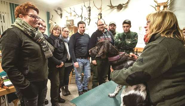 BRIEFING: Students attend a theory evening to learn about the characteristics of different hunting dogs in preparation for gaining their hunting licence. Among the participants are Heike Poth (left) and Sabine Severin (fourth from left).