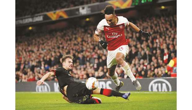Stade Rennesu2019 Damien Da Silva (left) and Arsenalu2019s Pierre-Emerick Aubameyang vie for the ball during their Europa League match in London on Thursday. (Reuters)