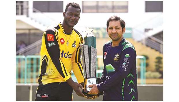 Peshawar Zalmi captain Daren Sammy (left) and his Quetta Gladiators counterpart Sarfraz Ahmed pose with Pakistan Super League trophy ahead of todayu2019s final at the National Cricket Stadium in Karachi. (AFP)