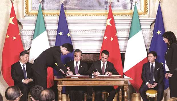 Wang Yi, Chinau2019s Foreign Minister (centre left) and Luigi Di Maio, Italyu2019s deputy prime minister (centre right) sign the memorandum of understanding on Chinau2019s Belt and Road Initiative, while Xi Jinping, Chinau2019s president and Giuseppe Conte, Italyu2019s prime minister, look on.