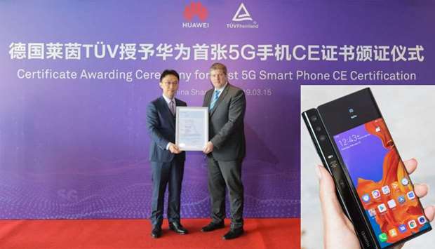 Bruce Lee, vice-president of Handset Business of Huawei Consumer Business Group, and Stefan Kischka, president wireless/Internet of Things, TUV Rheinland, attend the awarding ceremony.