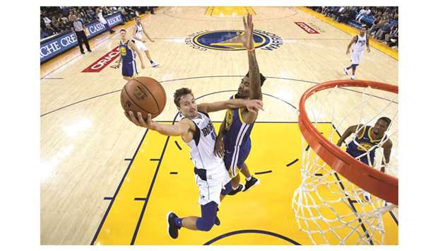 Dallas Mavericks guard Ryan Broekhoff (left) shoots as Golden State Warriors guard Jacob Evans defends. (USA TODAY Sports)
