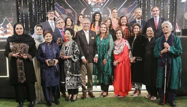 GROUP: Awardees and Advisory Committee of HUM Women Leaders Awards 2020 with Dr Arif Alvi, President of Pakistan, along with the dignitaries.