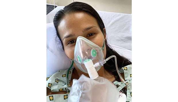 Actress Iza Calzado wears an oxygen mask while confined to the hospital.