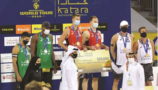 Ondrej Perusic and David Schweiner collect their winner's cheque as they pose on the podium with officials on Friday. At bottom, a piece of the action from the final.