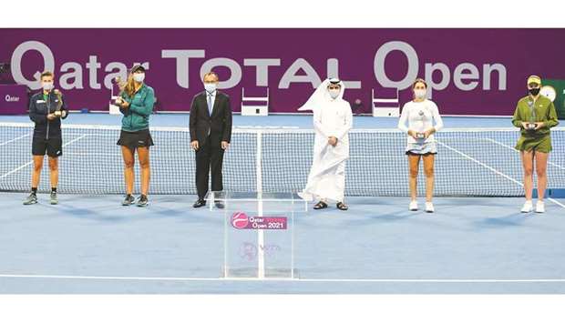 QTF General Secretary Tareq Darwish Zainal and Total Managing Director R&C - Phillipe Legrand with the finalists of the doubles competition during the trophy ceremony in the Qatar Total Open.