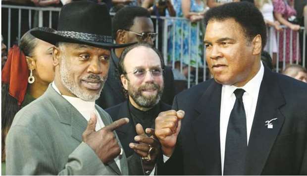 A July 2002 picture shows Muhammad Ali (right) and Joe Frazier at the ESPY Awards. (Reuters)