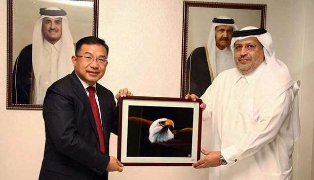 Gulf Times editor-in-chief Faisal Abdul Hameed al-Mudahka presents Chinese ambassador to Qatar Zhou Jian with a memento at Gulf Times office