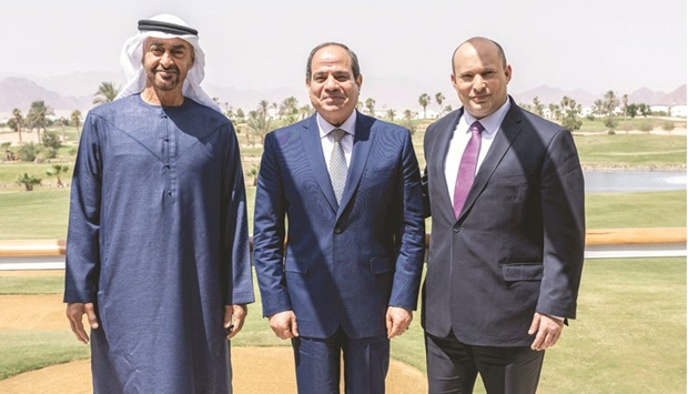 A handout picture released by the UAE Ministry of Presidential Affairs yesterday shows (L to R) Crown Prince of Abu Dhabi Mohamed bin Zayed al-Nahyan, Egyptian President Abdel Fattah al-Sisi and Israeli Prime Minister Naftali Bennett posing for a picture after a meeting in the Egyptian Red Sea resort of Sharm el-Sheikh. (AFP)
