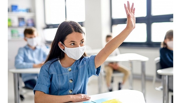 The decision was taken in light of the latest health indicators related to the Covid-19 pandemic, and will go into effect starting April 3. Wearing a mask starting that date is considered optional.