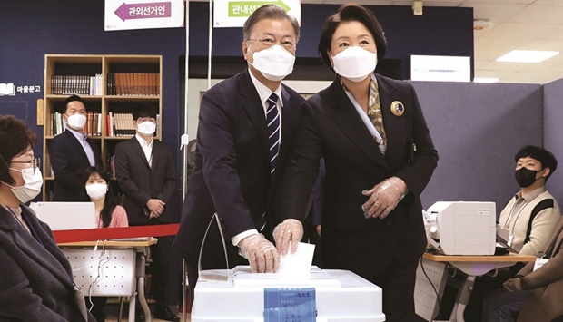 South Korean President Moon Jae-in and first lady Kim Jung-sook cast their early vote for the upcoming March 9 presidential election, at a polling station in Seoul, South Korea, yesterday.