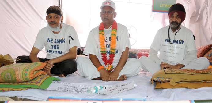 (From left) Havaldar Ashok Chauhan (Retd), Havaldar Sahib Singh and Havaldar Major Singh (Retd) stage a demonstration to press for u2018One Rank One Pensi