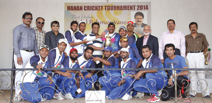 Hanan captain Kader and his teammates receive the winneru2019s trophy from chief guest Faisal Inamdar of Hanan, in presence of other guests and officials.