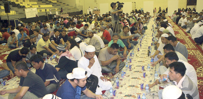 Some 800 Filipino Muslims in Qatar attending an Iftar.