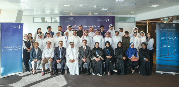 Officials with participants of the leadership programme.