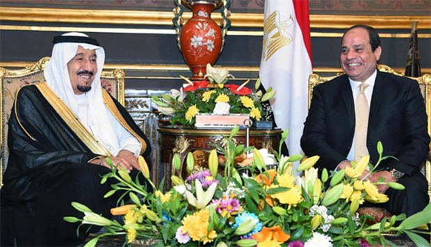 Egyptian President Abdel Fattah al-Sisi (R) meeting with Saudi King Salman bin Abdulaziz