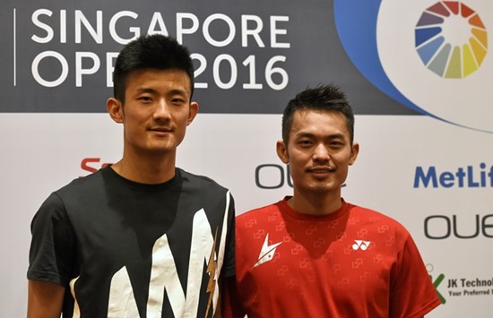 Chinau2019s badminton players Chen Long (L) and Lin Dan (R) pose after a press conference ahead of the 2016 Singapore Open badminton tournament. (AFP)