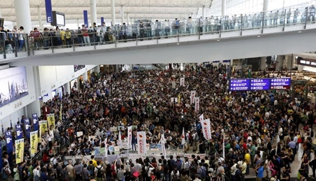 Hundreds rally at Hong Kong airport on Sunday to protest against the city leader Leung Chun-ying, who allegedly put pressure on airport staff to help his daughter retrieve a bag left outside of restricted areas.