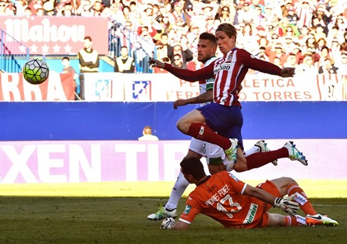 Atletico Madrid forward Fernando Torres scores past Granada goalkeeper Andres Fernandez yesterday. (AFP)