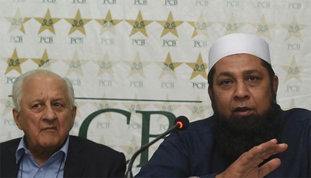 Pakistani former cricket captain Inzamam-ul-Haq(R)is watched by Pakistan Cricket Board (PCB) chairman Shaharyar Khan