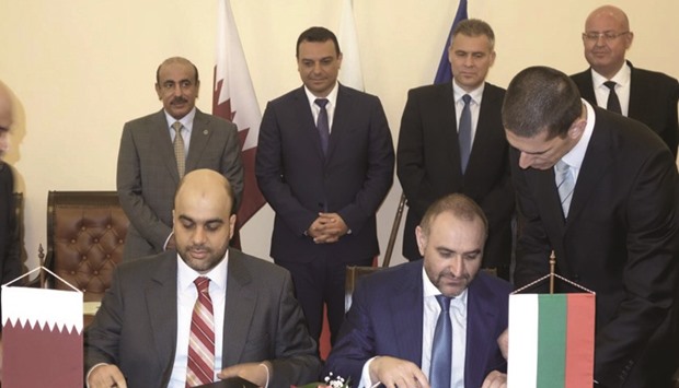 Captain al-Khanji and Zabourtov sign the agreement as HE the Minister of Transport and Communications Jassim Seif Ahmed al-Sulaiti and other dignitaries look on.