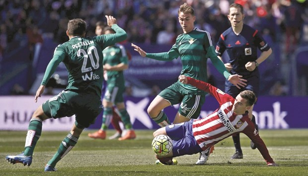 Atletico Madridu2019s Antoine Griezmann vies for the ball with Real Betisu2019 German Pezzella (left) and Fabian Ruiz during the  Spanish Liga match at Vicente Calderon stadium in Madrid. (Reuters)
