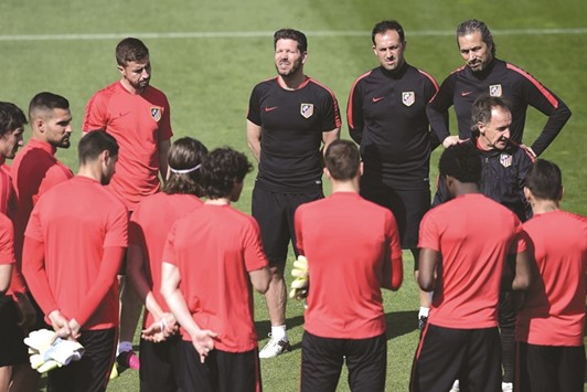 Atletico Madridu2019s Argentinian coach Diego Simeone (C) takes part in a training session at Atletico de Madridu2019s sport city.