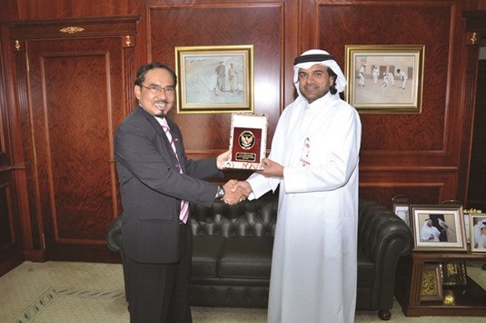 Sidehabi presents a souvenir to al-Shaibei (right) following the Indonesian delegationu2019s visit to QIIB. Indonesia has sought Qataru2019s help in developing Shariah-compliant banking in the South East Asian country.