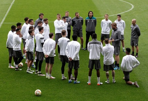 Liverpoolu2019s coach Jurgen Klopp (centre R) talks to his players during a training session. (Reuters)