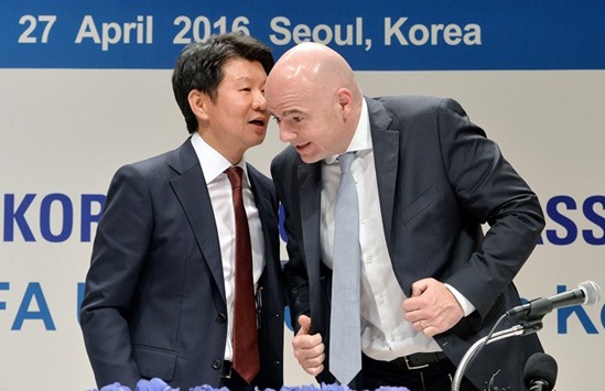 FIFA President Gianni Infantino (right) talks with Korea Football Association President Chung Mong-gyu in Seoul, South Korea. (Reuters)