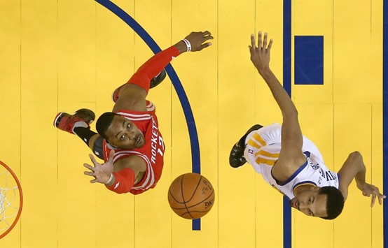 Shaun Livingston (right) of the Golden State Warriors shoots over Dwight Howard of the Houston Rockets during their game in Oakland, California, on Wednesday. (AFP)