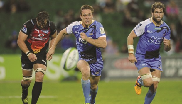 Dane Haylett-Petty (centre) from Western Force leads the race to the ball during yesterdayu2019s Super Rugby match against South Africau2019s Bulls in Perth. (AFP)
