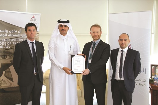 Hamad al-Bishri receiving the award from an ISQEM official.