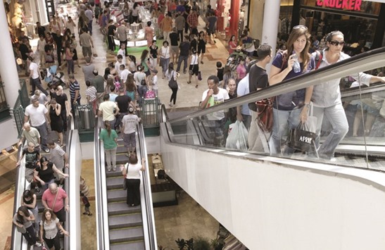 Customers stand on escalators inside a shopping mall in Jerusalem (file). The Bank of Israel projects a 2.8% economic growth for 2016.