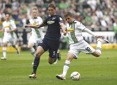 Borussia Moenchengladbachu2019s Thorgan Hazard (right) and Hertha Berlinu2019s Niklas Stark vie for the ball. (Reuters)